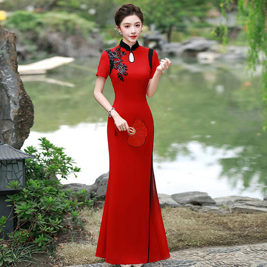 YD-4007 2025新款长款演出改良旗袍浅绿色女优雅前开衩舞台表演走秀旗袍裙 商品图0