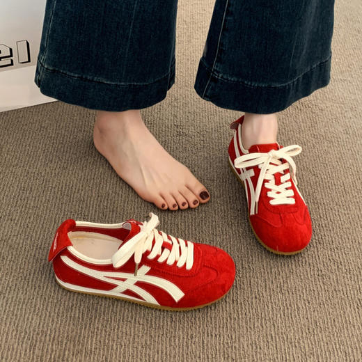 【日常通勤修饰腿型❗️时尚个性简约百搭】新年本命年红色阿甘鞋复古德训鞋女款2025新款夏季薄款平底运动休闲鞋子。jb 商品图0