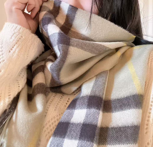 特价🉐Burberry 牛油果色100% 羊绒围巾 ！实物为图2️⃣图3️⃣更接近实物颜色不是很浅的，长身图仅供颜色参考，尺寸168*30cm 商品图7