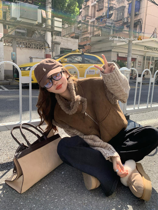 Read Nameless /焦糖皮毛一体马甲+榛果色针织上衣+黑色加绒牛仔裤 2025/12/4 商品图0