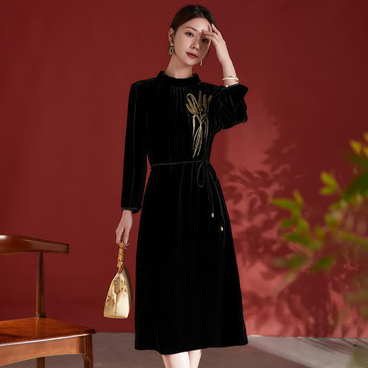 高端真丝丝绒连衣裙，黑色立领刺绣系带桑蚕丝中长裙SM 商品图2