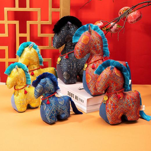 【赠礼袋+小马项链】新年礼物马年吉祥物生肖马毛绒玩具28厘米 富贵布艺马挂件新年居家摆件 商品图2