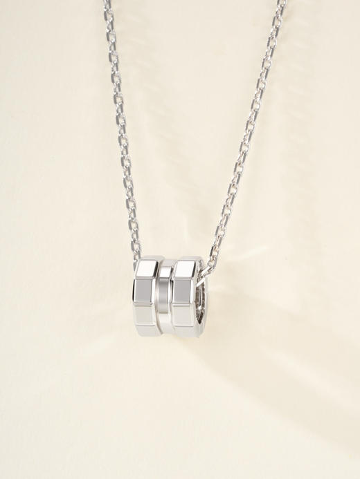 萧邦小冰块系列宽版项链，冷冽的时髦美学，作品从物质的基础结构中汲取灵感，通过晶格的堆叠呈现出立体造型，手工抛光技艺倾注其中，每一面在光下都能折射出耀眼的璀璨，干净利落的线条打造中性时尚的简约风❕❕❕❕ 商品图13