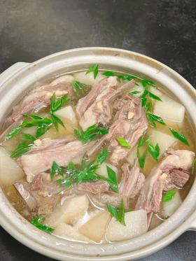 新西兰羔羊肋排，一整根长骨头，贴骨肉巨香，烤、煮、炖都非常鲜嫩【G】