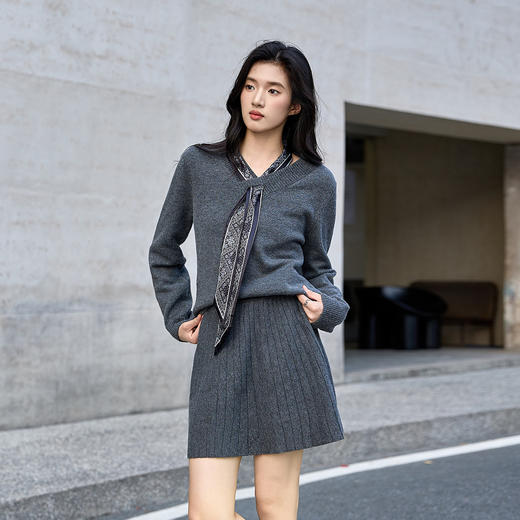 奢姿大码女装2025冬季胖妹妹时尚丝巾装饰针织上衣搭百褶裙套装9854991067 商品图0