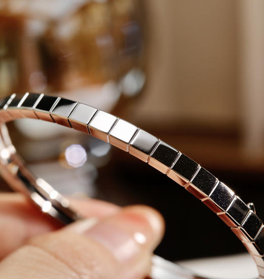 小冰块 Ice Cube简约优雅
萧邦小冰块 Ice Cube系列的标志性几何美学
悉心打造的矩形刻面 犹如澄净冰块折射的光芒
萧邦小冰块 Ice Cube系列充分体现独特精致 华丽耀眼的魅力❕❕❕ 商品图6