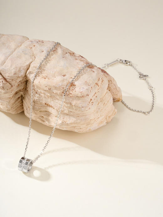 萧邦小冰块系列宽版项链，冷冽的时髦美学，作品从物质的基础结构中汲取灵感，通过晶格的堆叠呈现出立体造型，手工抛光技艺倾注其中，每一面在光下都能折射出耀眼的璀璨，干净利落的线条打造中性时尚的简约风❕❕❕❕ 商品图3