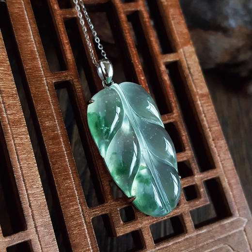 【天然正品】A货翡翠AU750收藏级白金镶天然木那高冰种飘蓝花叶子（金枝玉叶）翡翠吊坠项链36.1*16.2*7.1MM（皆取最大值）链长：45CM（长度可调节）女士021225NJS11 商品图3