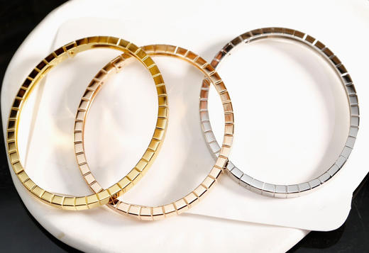 小冰块 Ice Cube简约优雅
萧邦小冰块 Ice Cube系列的标志性几何美学
悉心打造的矩形刻面 犹如澄净冰块折射的光芒
萧邦小冰块 Ice Cube系列充分体现独特精致 华丽耀眼的魅力❕❕❕ 商品图7