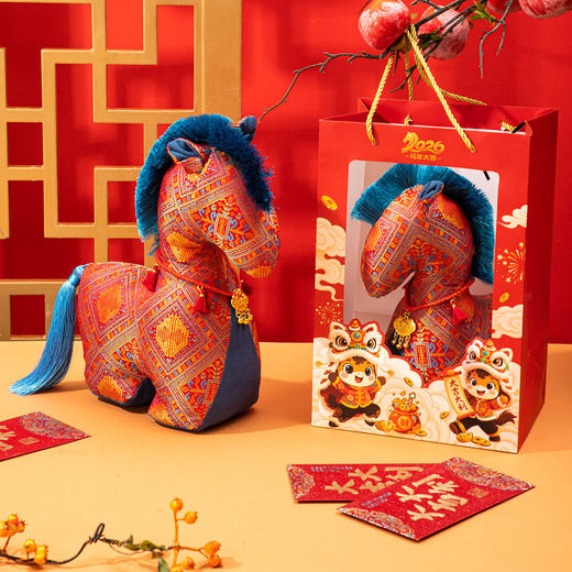 【赠礼袋+小马项链】新年礼物马年吉祥物生肖马毛绒玩具28厘米 富贵布艺马挂件新年居家摆件 商品图0