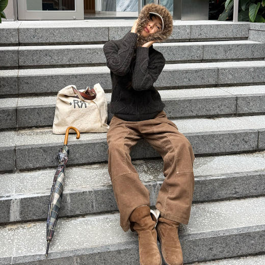 ROMI STUDIO"简练有型"细纹灯芯绒拼缝扣襻阔版直筒裤 RWCAX06154 商品图3