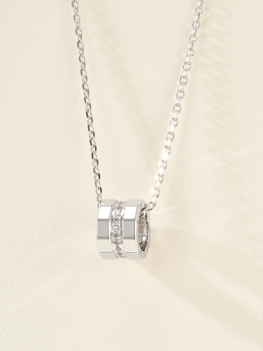 萧邦小冰块系列宽版项链，冷冽的时髦美学，作品从物质的基础结构中汲取灵感，通过晶格的堆叠呈现出立体造型，手工抛光技艺倾注其中，每一面在光下都能折射出耀眼的璀璨，干净利落的线条打造中性时尚的简约风❕❕❕❕ 商品图2