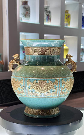 荤炉钧雕刻描金双耳瓶