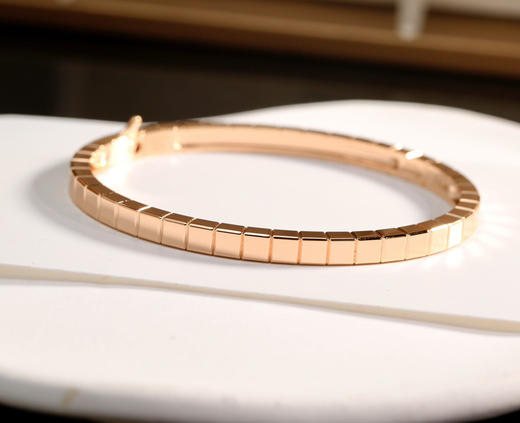 小冰块 Ice Cube简约优雅
萧邦小冰块 Ice Cube系列的标志性几何美学
悉心打造的矩形刻面 犹如澄净冰块折射的光芒
萧邦小冰块 Ice Cube系列充分体现独特精致 华丽耀眼的魅力❕❕❕ 商品图0