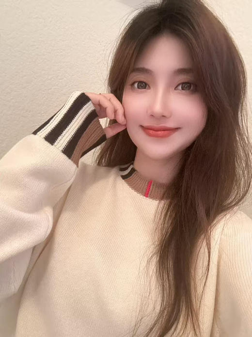 奶呼呼的超好看，¥2250✈️Burberry 羊毛+羊绒毛衣 ，奶白色太好看了！领子和袖口都是经典bbr 格纹设计，奶白色码数🈶：M、L！ 商品图1