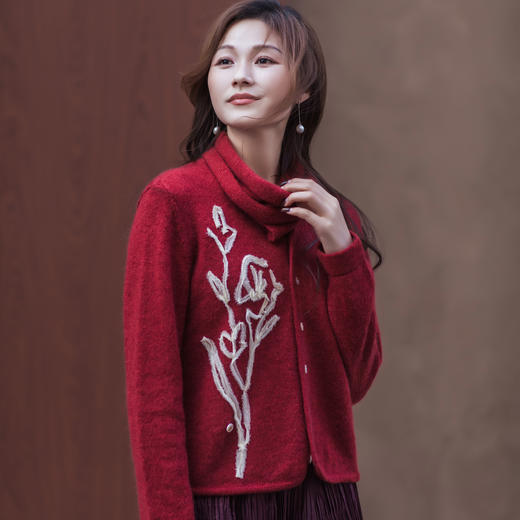 【林栖设计小店】【林栖推荐】2026年早春马海毛绣花红色毛织外套围巾两件套N1954278 商品图6