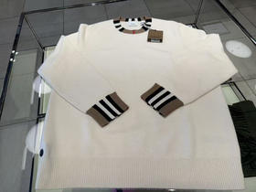 奶呼呼的超好看，¥2250✈️Burberry 羊毛+羊绒毛衣 ，奶白色太好看了！领子和袖口都是经典bbr 格纹设计，奶白色码数🈶：M、L！