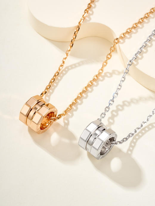 萧邦小冰块系列宽版项链，冷冽的时髦美学，作品从物质的基础结构中汲取灵感，通过晶格的堆叠呈现出立体造型，手工抛光技艺倾注其中，每一面在光下都能折射出耀眼的璀璨，干净利落的线条打造中性时尚的简约风❕❕❕❕ 商品图9