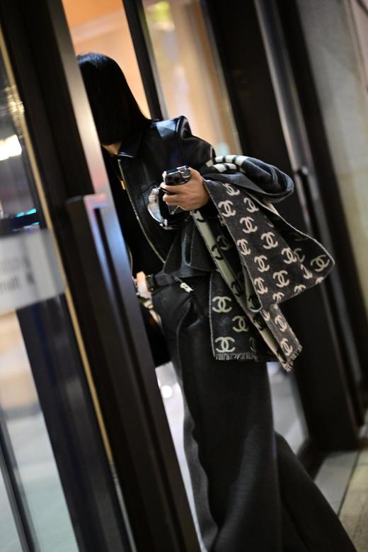 专柜流出小香限量熊猫双色100%羊绒围巾 商品图0