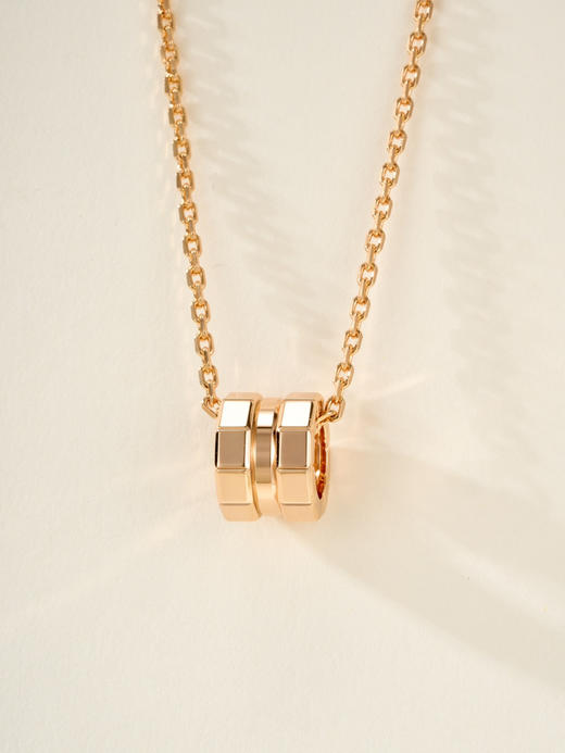 萧邦小冰块系列宽版项链，冷冽的时髦美学，作品从物质的基础结构中汲取灵感，通过晶格的堆叠呈现出立体造型，手工抛光技艺倾注其中，每一面在光下都能折射出耀眼的璀璨，干净利落的线条打造中性时尚的简约风❕❕❕❕ 商品图14