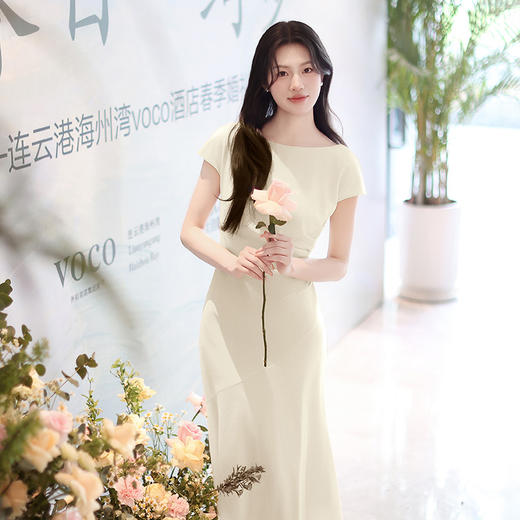 法小曼*子珍专款/高定设计师米白色气质连衣裙韩系主持高级感宴会礼服 商品图4