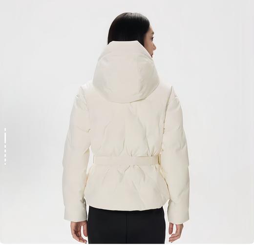 一店d 𝐤𝐨𝐥𝐨𝐧小书包羽绒服 你的短款白月光 新款小蛮腰真的美翻了！！版型做得利落 没有传统羽绒服那种臃肿感，而且腰包是个设计小心思 腰带款修饰身材很显瘦 商品图3