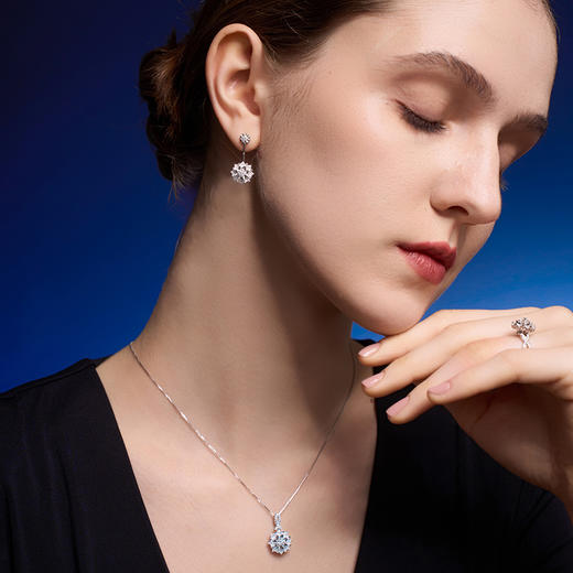 【极慕之星】【门店同款】钻石世家 18K金钻石耳饰 星芒系列钻石耳饰 商品图3