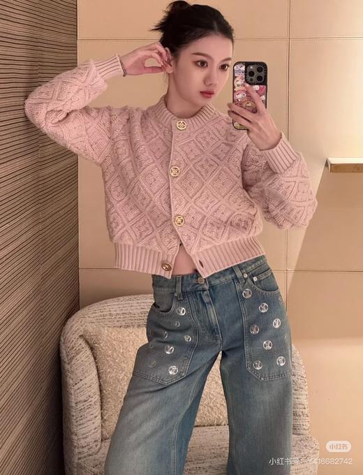 一店d 🫏家𝐬𝐤𝐥滑雪⛷️系列牛仔裤
𝟏𝟎.𝟏𝟕刚刚发售 卢昱晓 欧阳娜娜同款 这条新款真的太时髦了吧 而且是微喇裤型 上身直接轻松穿出“两米大长腿” 商品图0