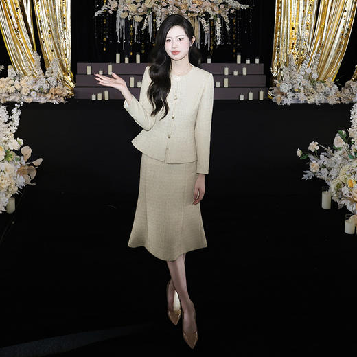 法小曼*子珍专款/高级感西装女职业主持人浅卡其色圆领西装外套包臀鱼尾裙CS2193 商品图1