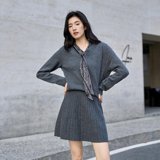 奢姿大码女装2025冬季胖妹妹时尚丝巾装饰针织上衣搭百褶裙套装9854991067 商品图4