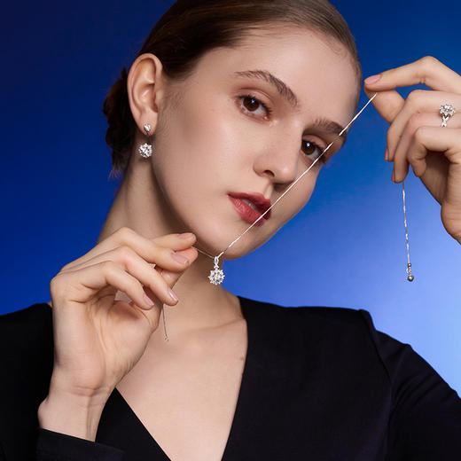 【极慕之星】【门店同款】钻石世家 18K金钻石吊坠 星芒系列钻石吊坠 商品图5