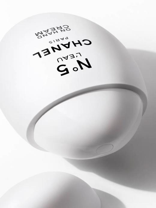 【圣诞元旦礼物】香奈儿巴黎香氛三/四件套升级圣诞限定礼盒手提袋 COCO可可小姐 巴黎之水200ml巴黎身体乳200ml鹅蛋护手霜50ml山茶花唇膜10g 商品图6