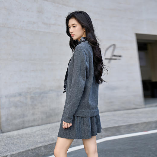 奢姿大码女装2025冬季胖妹妹时尚丝巾装饰针织上衣搭百褶裙套装9854991067 商品图3