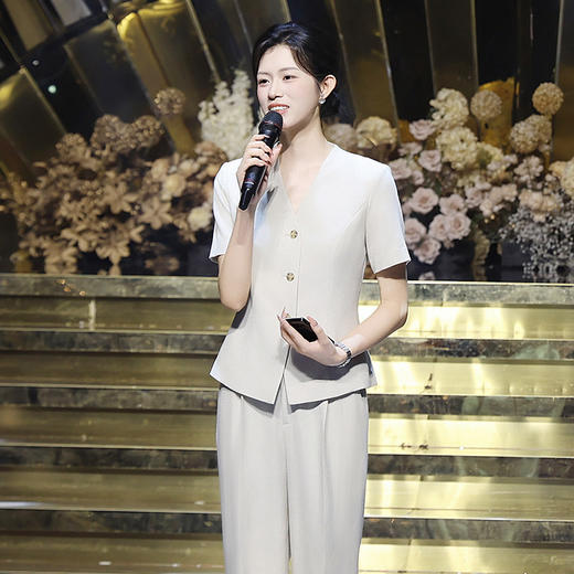 法小曼*子珍专款/杏色套装气质主持人工作服V领短袖两件套 商品图2