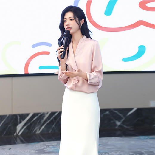 法小曼*子珍专款/新款衬衫女高级感轻奢减龄粉色缎面长袖衬衣套装2025新款鱼尾裙 商品图1