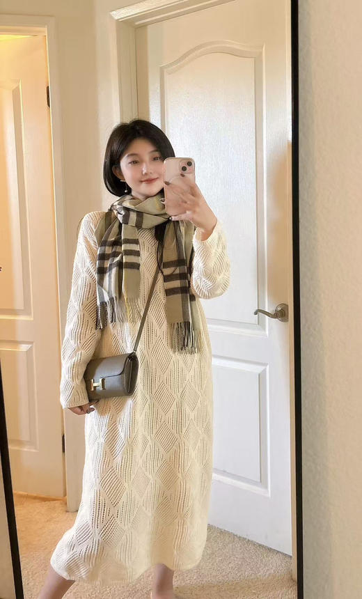 特价🉐Burberry 牛油果色100% 羊绒围巾 ！实物为图2️⃣图3️⃣更接近实物颜色不是很浅的，长身图仅供颜色参考，尺寸168*30cm 商品图3