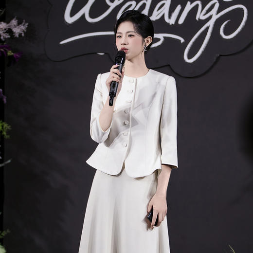 法小曼*子珍专款/女2025年新款时尚套装年轻洋气减龄正装米白色职业装西装伞裙 商品图3