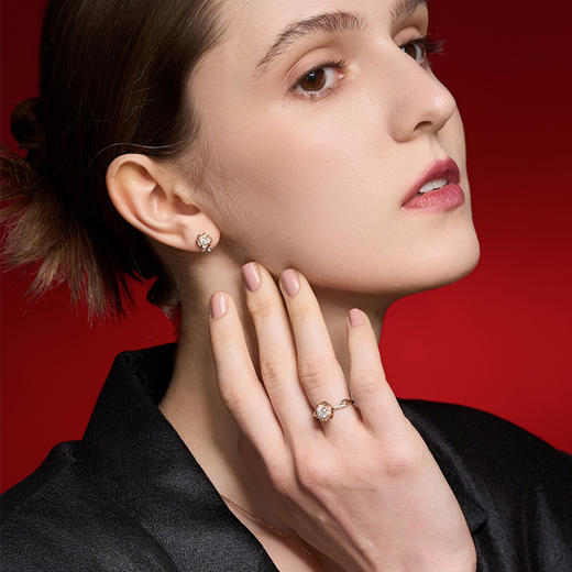 【极慕之星】【门店同款】钻石世家 18K金钻石戒指 花好月圆系列钻石女戒 商品图5