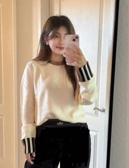 奶呼呼的超好看，¥2250✈️Burberry 羊毛+羊绒毛衣 ，奶白色太好看了！领子和袖口都是经典bbr 格纹设计，奶白色码数🈶：M、L！ 商品图3