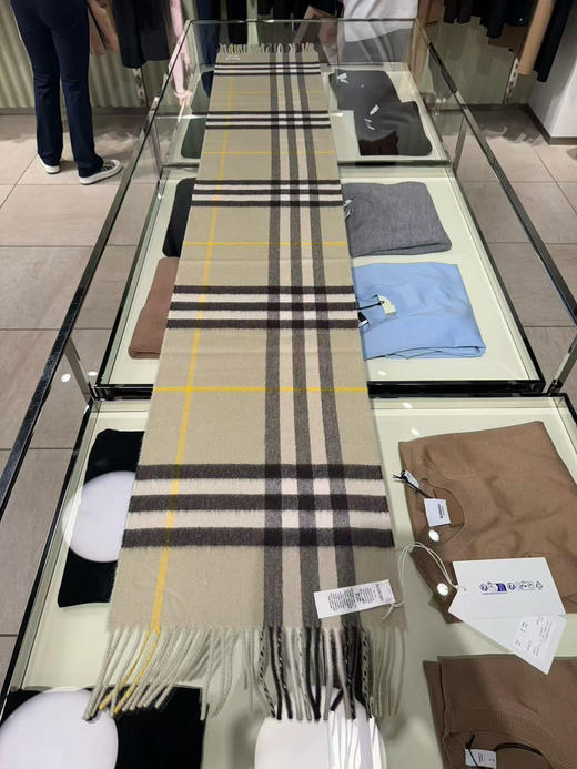 特价🉐Burberry 牛油果色100% 羊绒围巾 ！实物为图2️⃣图3️⃣更接近实物颜色不是很浅的，长身图仅供颜色参考，尺寸168*30cm 商品图1