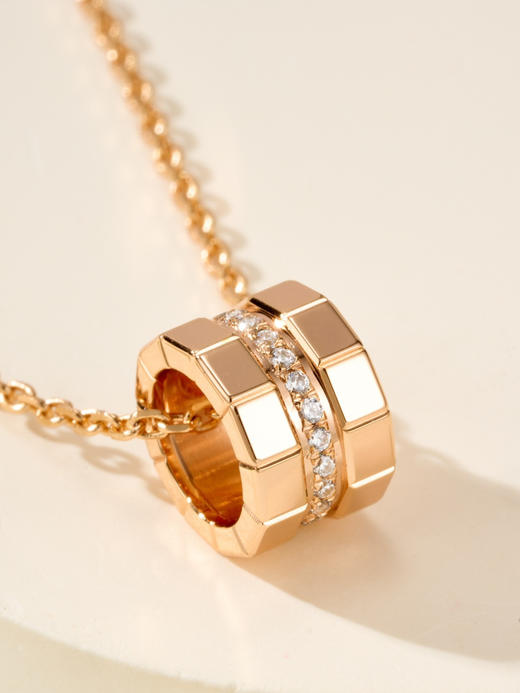 萧邦小冰块系列宽版项链，冷冽的时髦美学，作品从物质的基础结构中汲取灵感，通过晶格的堆叠呈现出立体造型，手工抛光技艺倾注其中，每一面在光下都能折射出耀眼的璀璨，干净利落的线条打造中性时尚的简约风❕❕❕❕ 商品图6