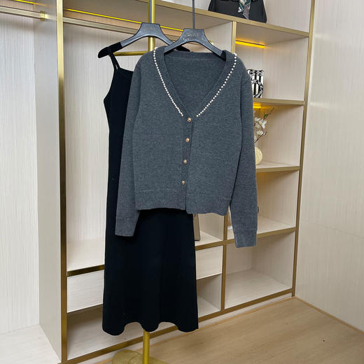 奢姿大码女装2025冬季时尚珍珠装饰V领套装胖妹妹气质减龄两件套9854991132 商品图1