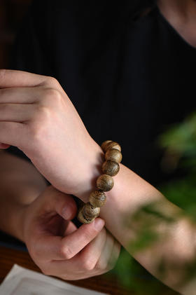 沉香最动人的秘密，藏在每一道独一无二的纹理里。