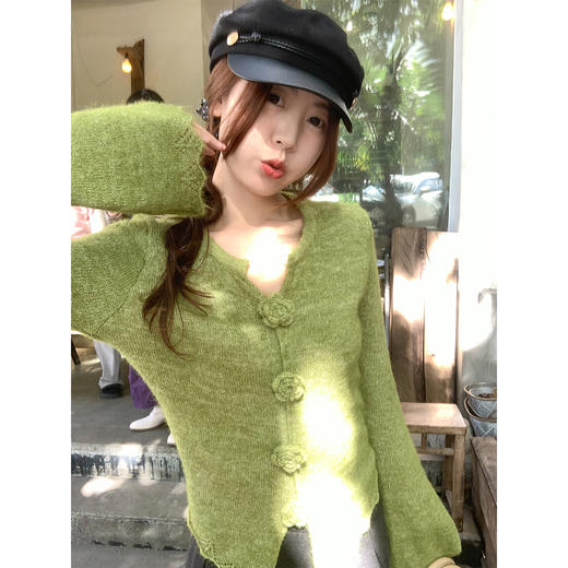 <曾小咸推荐> 韩系立体花朵绿色v领毛衣 商品图1