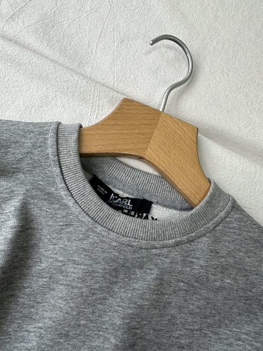 贝壳三 不规则下摆草写字母刺绣短款卫衣毛圈棉长袖上衣C120314 商品图10