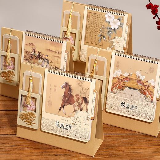 【马年❗️国风笔筒&流苏书签精品台历】2026年台历 国潮国风日历 办公桌面摆件 客厅精致国风台历 商品图3