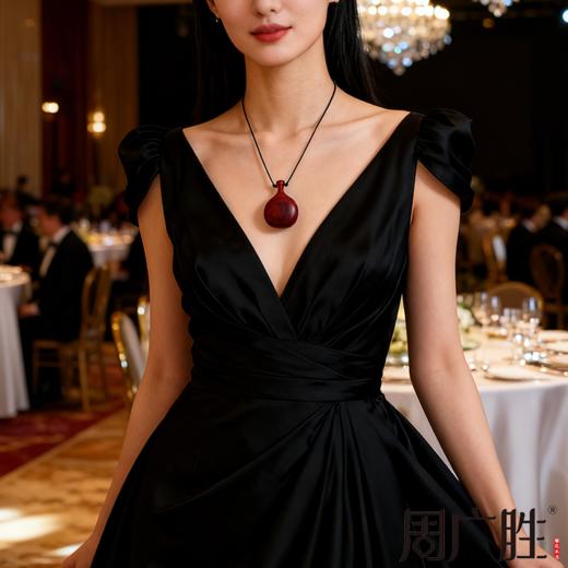 明星同款紫檀宝瓶吊坠护身符本命年轻奢节日礼物潮流毛衣链 商品图6