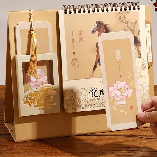 【马年❗️国风笔筒&流苏书签精品台历】2026年台历 国潮国风日历 办公桌面摆件 客厅精致国风台历 商品图1