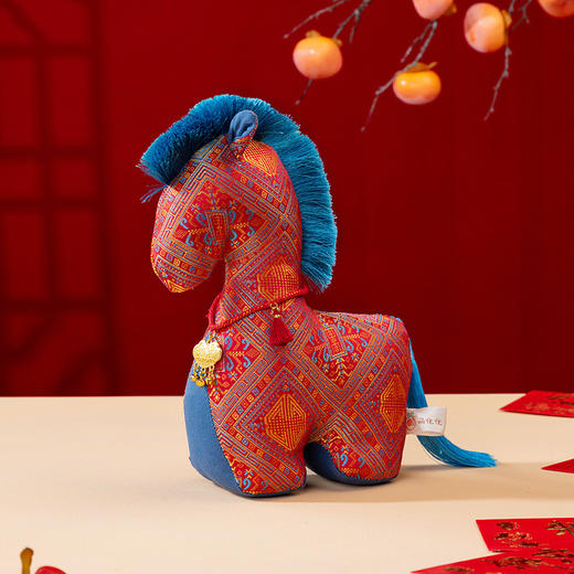 【赠礼袋+小马项链】新年礼物马年吉祥物生肖马毛绒玩具28厘米 富贵布艺马挂件新年居家摆件 商品图3
