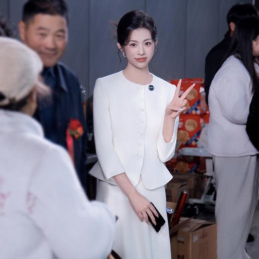法小曼*子珍专款/女2025年新款时尚套装年轻洋气减龄正装米白色职业装西装伞裙 商品图2